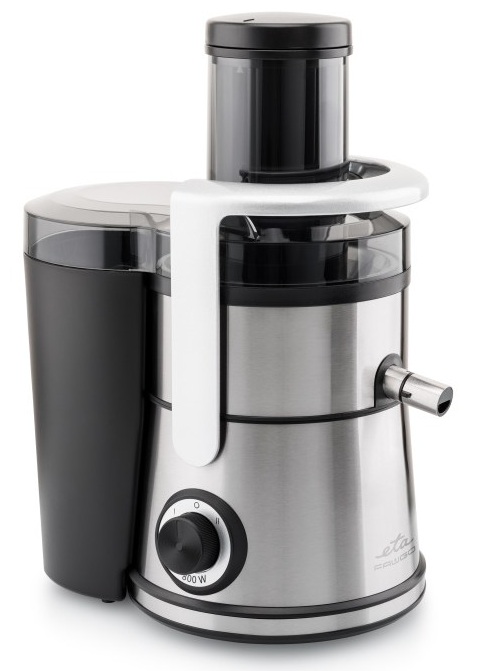 Odstředivý odšťavňovač ETA Frugo 7032 90000 v nerezovém provedení s černými detaily. Celkový pohled na sestavený přístroj s ovládacím kolečkem a nerezovou výlevkou na bílém pozadí