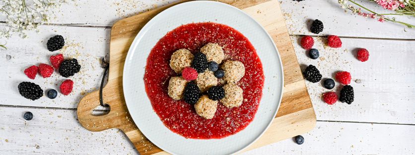 Tvarohové knedlíčky obalené v ořechové strouhance se švestkovou omáčkou