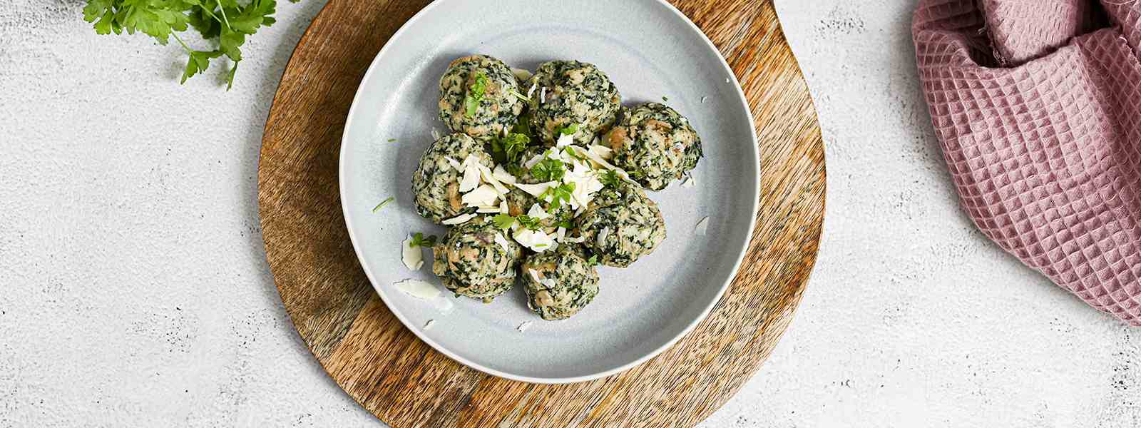 Tyrolské knedlíky se špenátem, slaninou a parmezánem