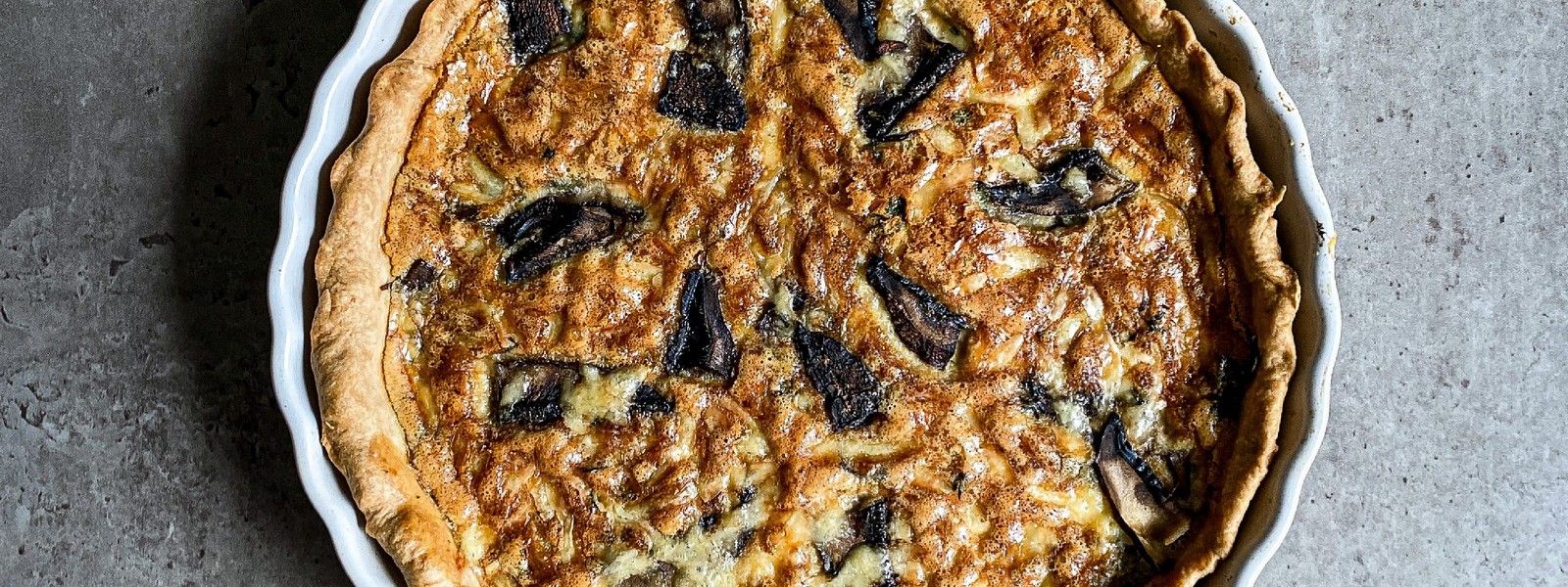 Quiche se zkaramelizovaným česnekem, tymiánem a portobello žampiony