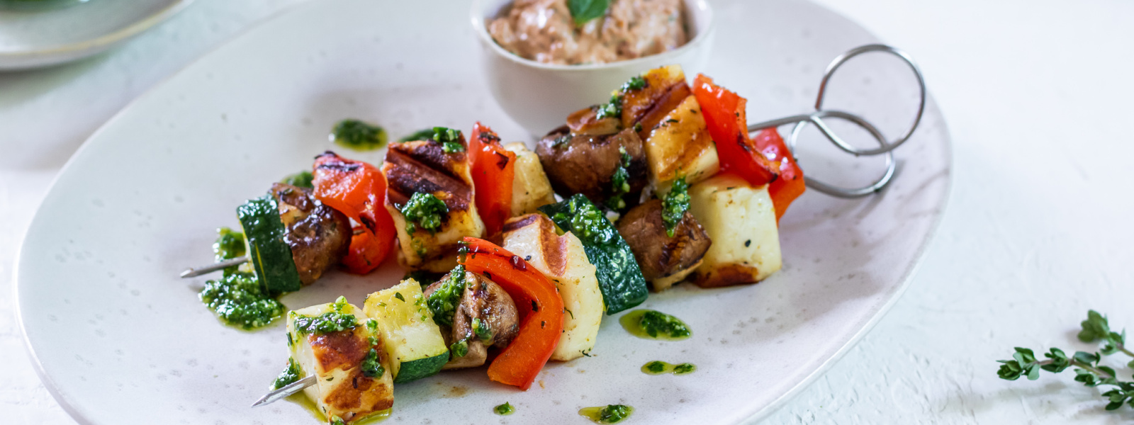 Zeleninové špízy s halloumi, špenátovým pestem a rajčatovým dipem