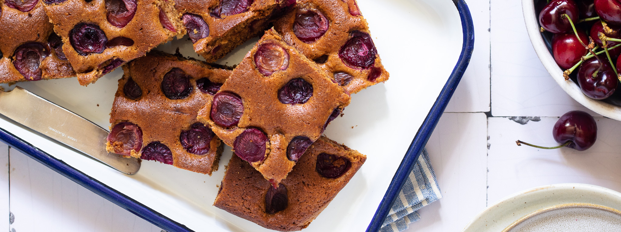 Třešňová bublanina ze špaldové mouky s mandlemi