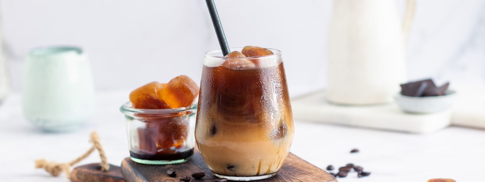 Ledová káva s ledovými kávovými kostkami