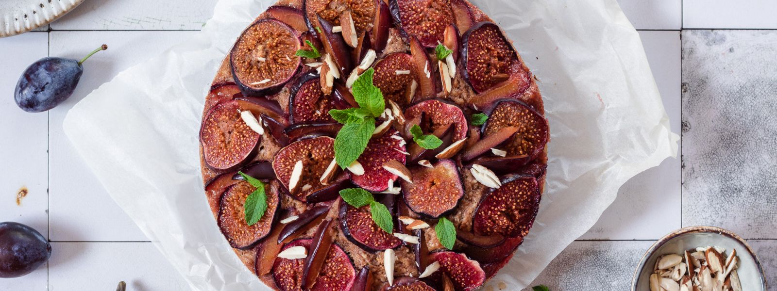 Mandlový koláč s fíky a švestkami