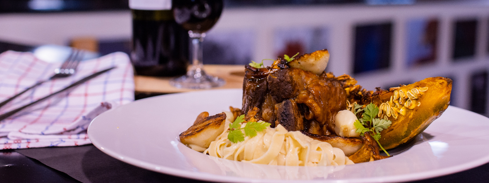 Pečené hovězí žebro s dýní, topinamburem a liškami