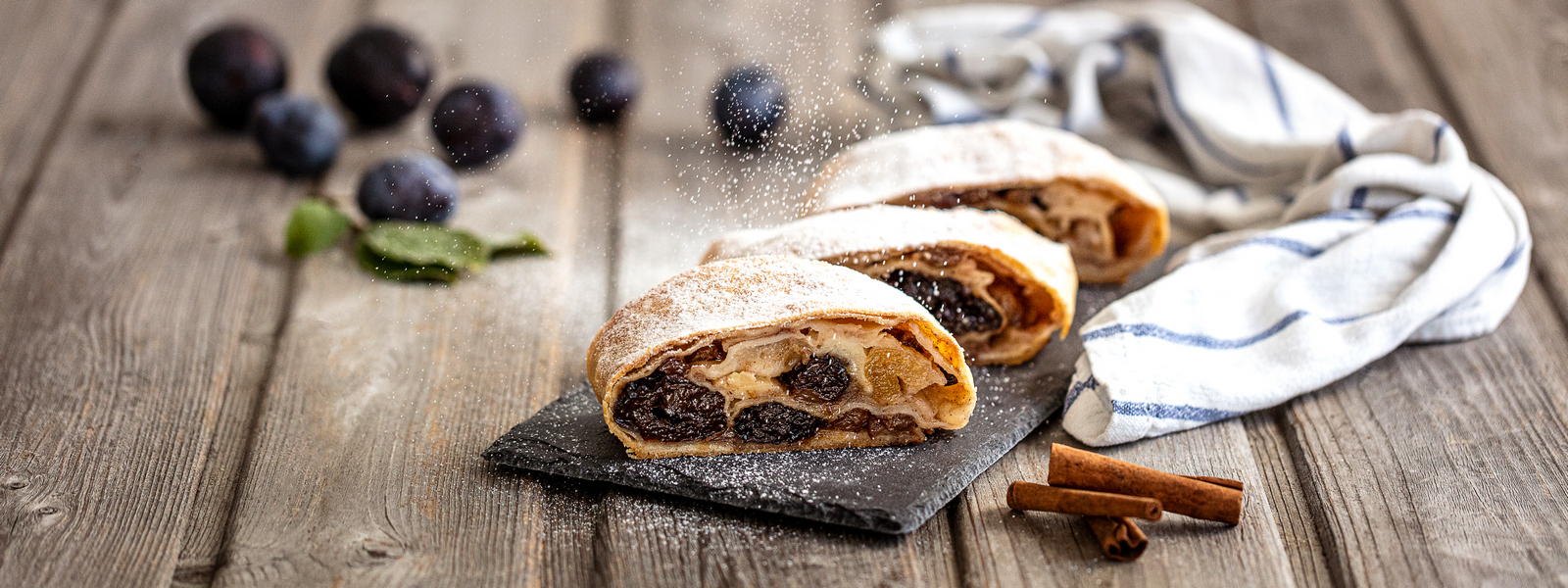 Tažený jablečný závin se sušeným ovocem