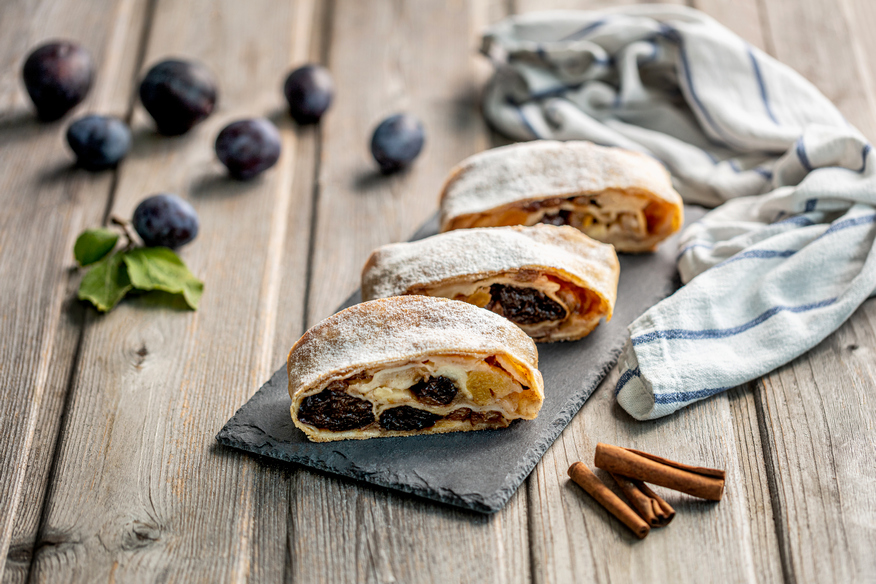 Tažený jablečný závin se sušeným ovocem